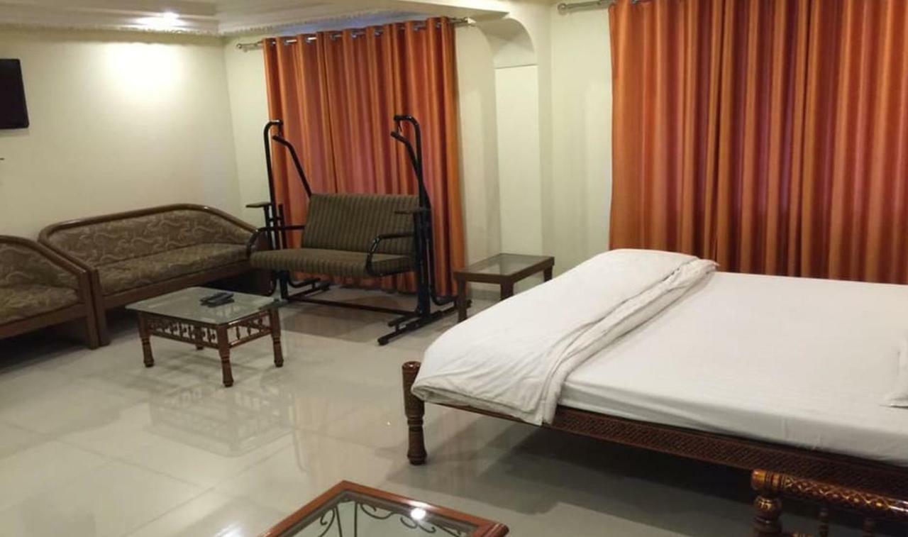 P M Regency Hotel 巴罗达 外观 照片